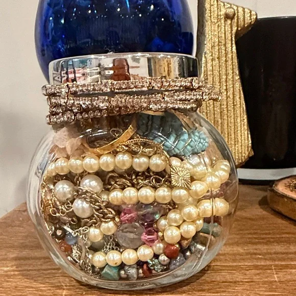 Little Mystery Jewelry Jar w/a big jar feeling - pink, pearls/blue silver&gold - Picture 3 of 5